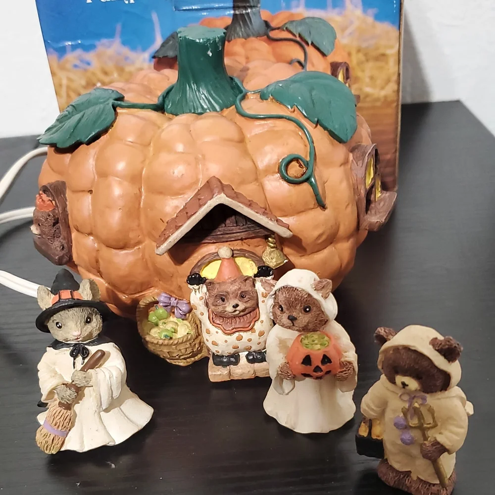 Munchkin Lighted Pumpkin Set with Figurines - Picture 6 of 9